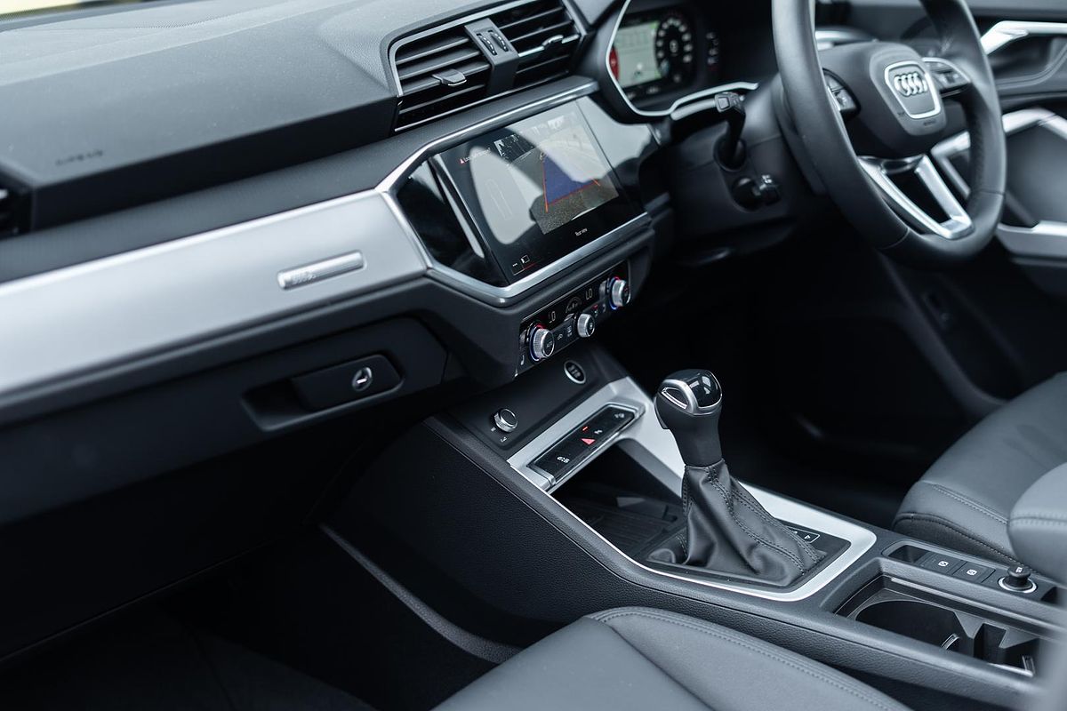 2024 Audi Q3 35 TFSI Dynamic Black F3