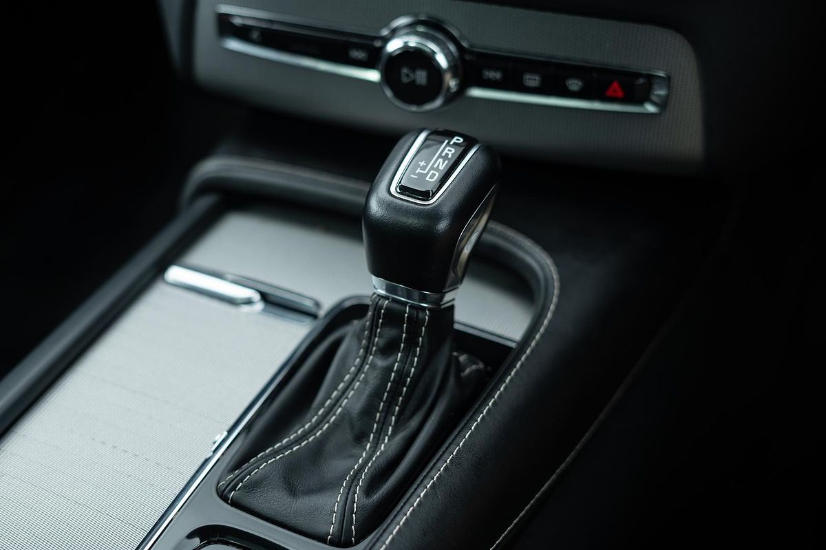 2020 Volvo XC90 T6 R-Design