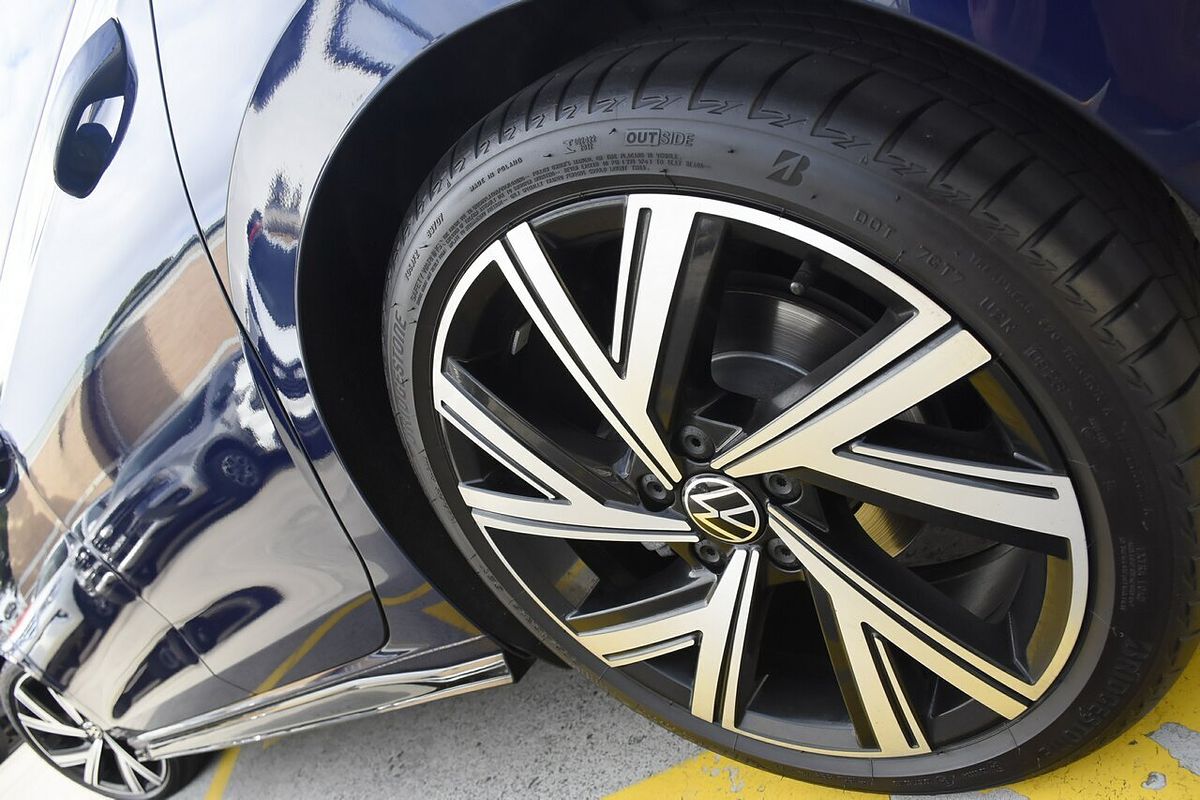 2023 Volkswagen Golf 110TSI R-Line 8