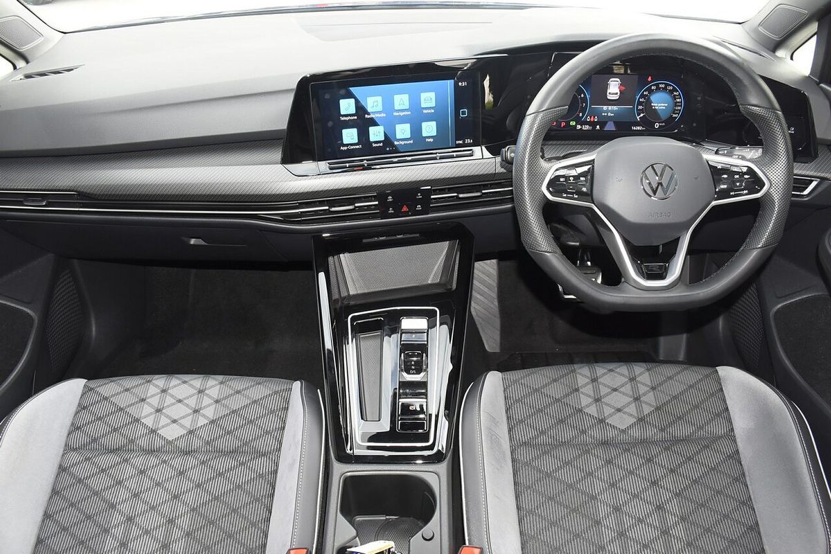 2023 Volkswagen Golf 110TSI R-Line 8
