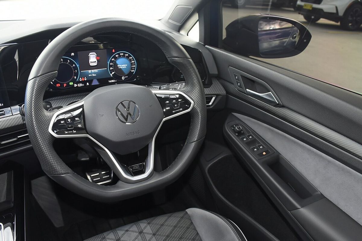 2023 Volkswagen Golf 110TSI R-Line 8