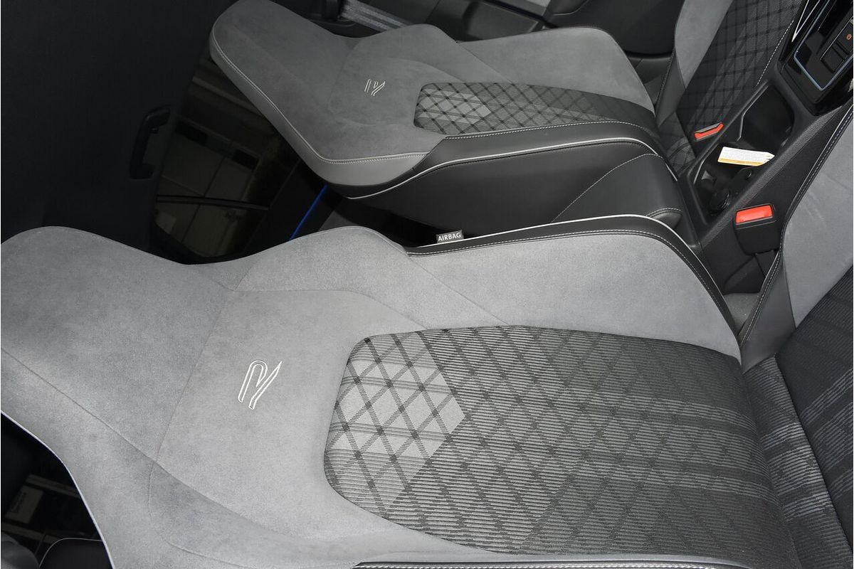 2023 Volkswagen Golf 110TSI R-Line 8