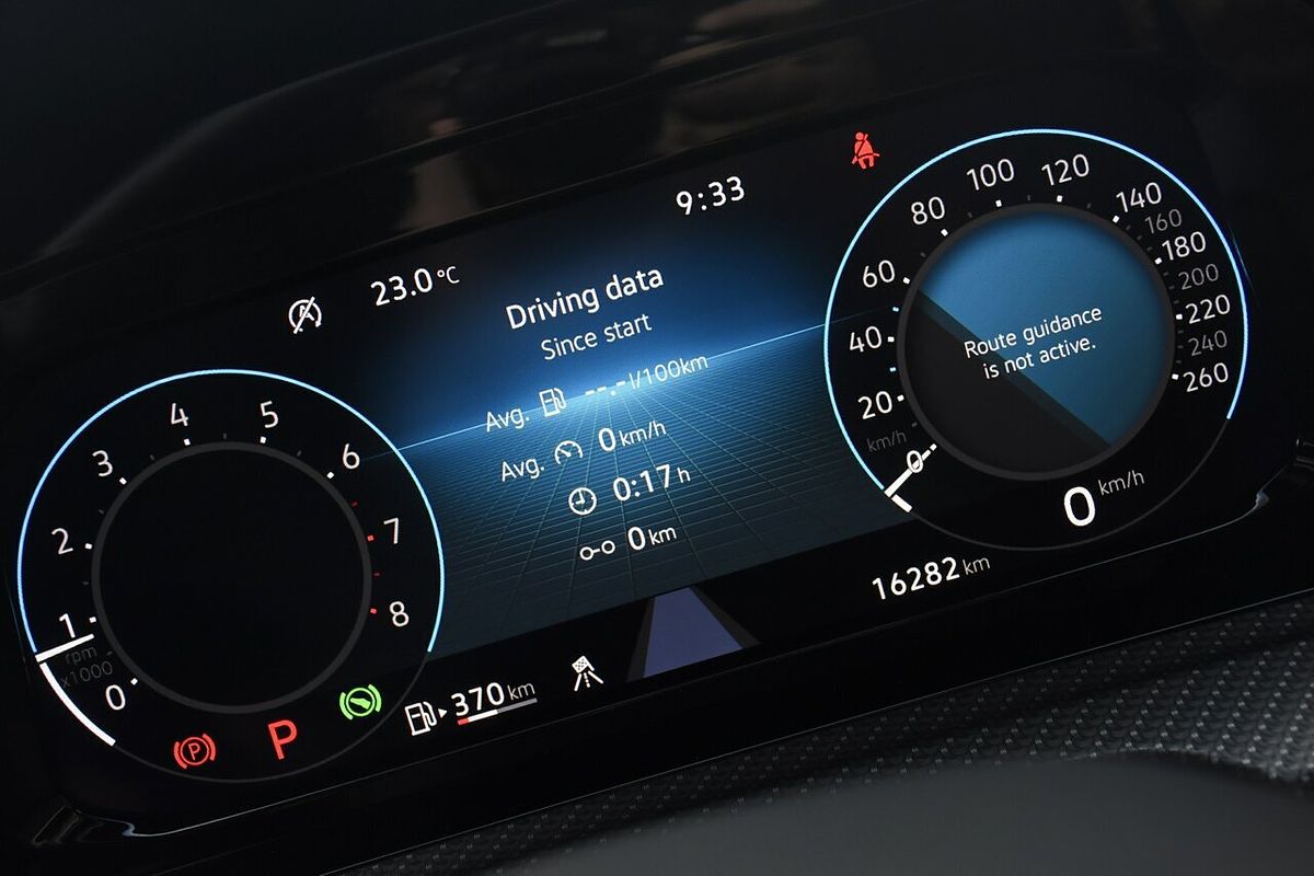 2023 Volkswagen Golf 110TSI R-Line 8