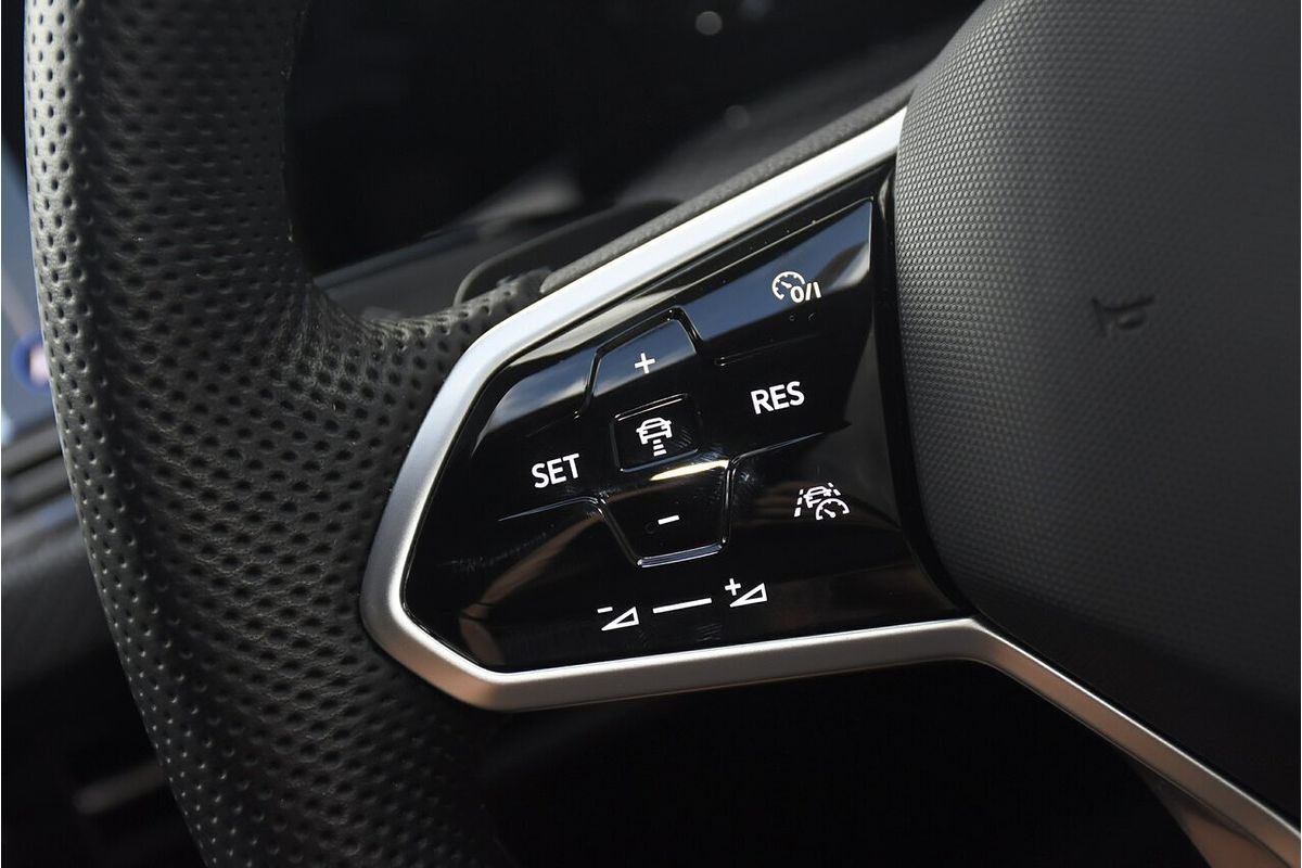 2023 Volkswagen Golf 110TSI R-Line 8