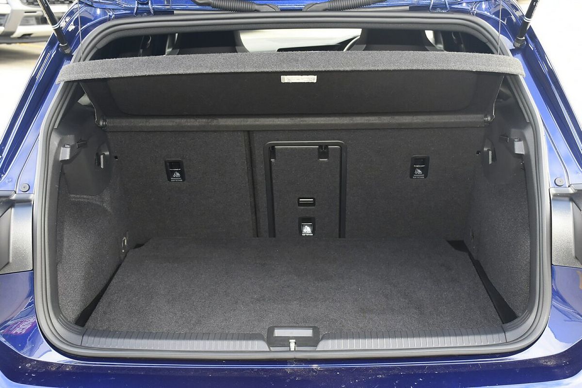 2023 Volkswagen Golf 110TSI R-Line 8