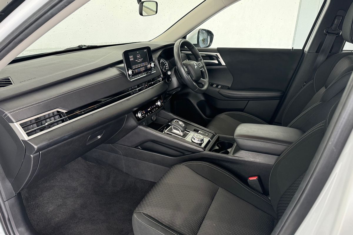 2023 Mitsubishi Outlander ES ZM