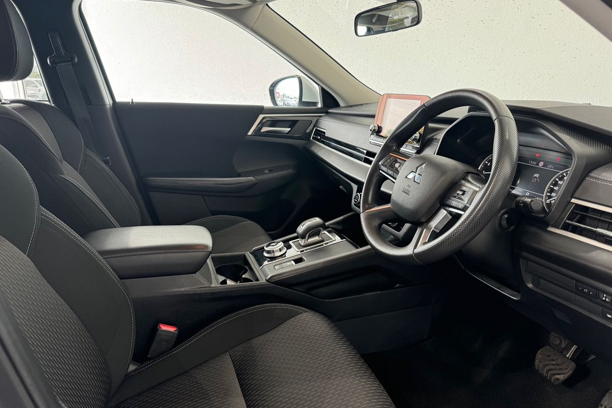2023 Mitsubishi Outlander ES ZM