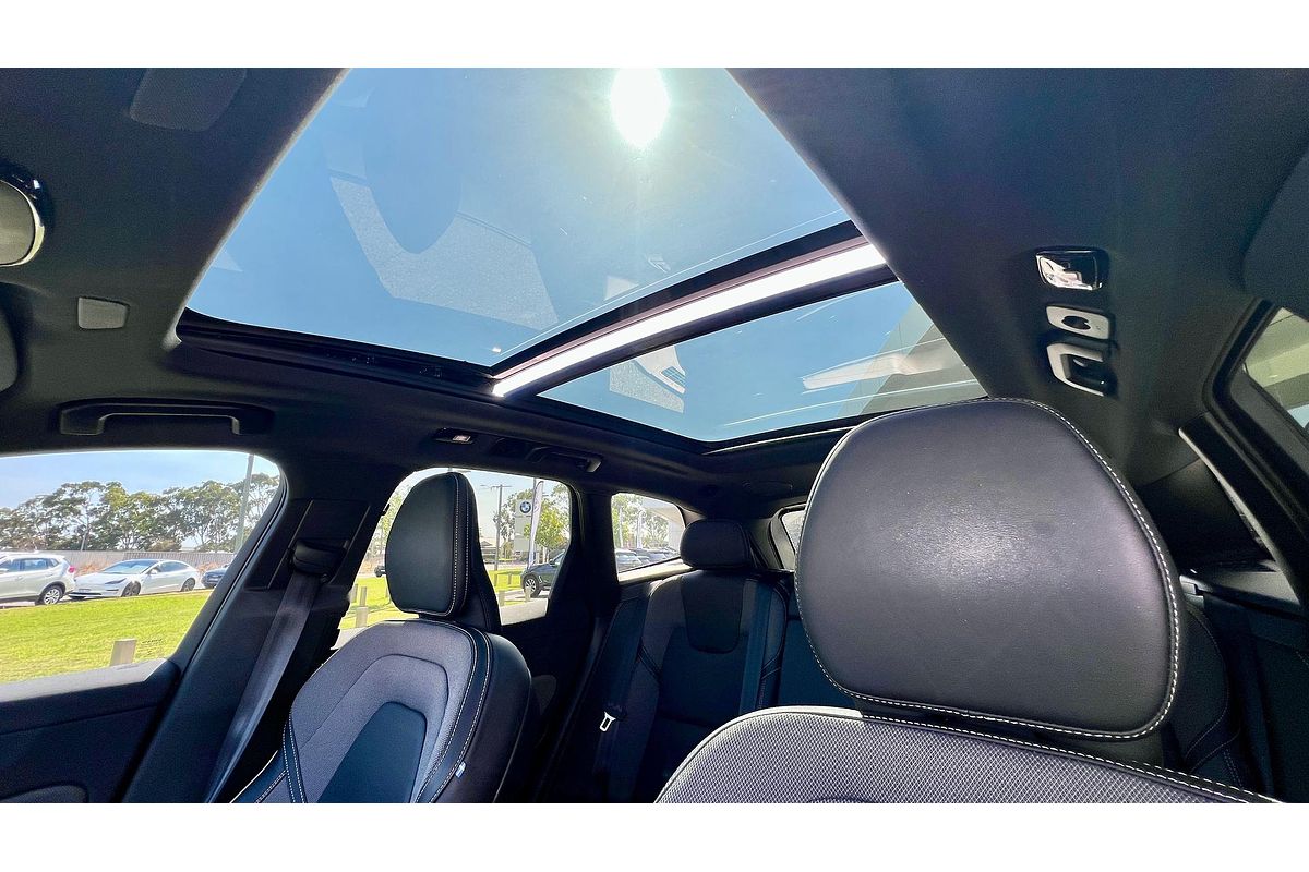 2022 Volvo XC60 B6 R-Design