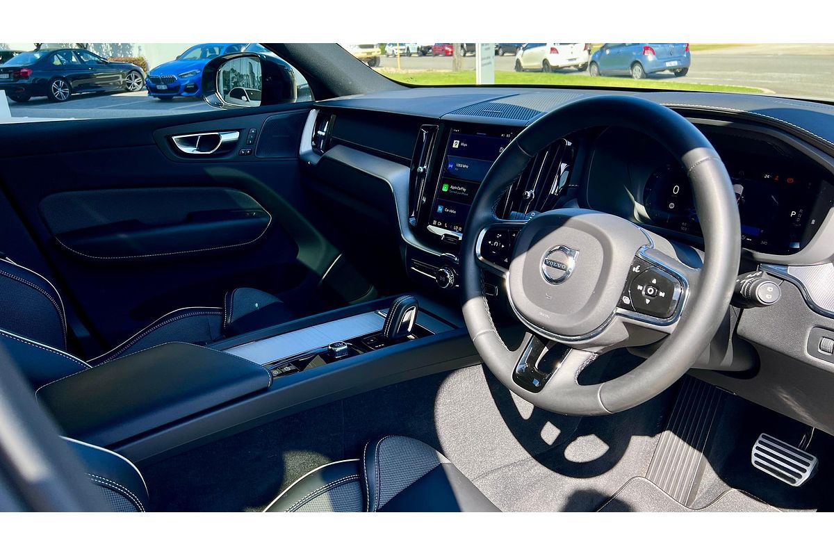 2022 Volvo XC60 B6 R-Design
