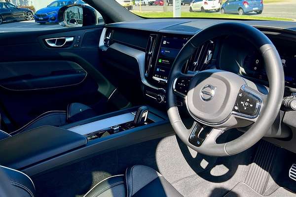 2022 Volvo XC60 B6 R-Design