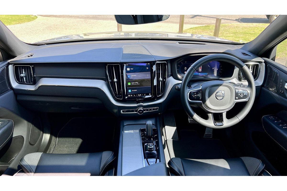 2022 Volvo XC60 B6 R-Design