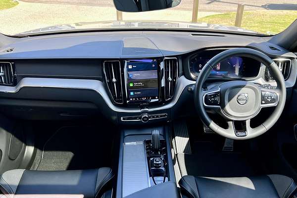 2022 Volvo XC60 B6 R-Design