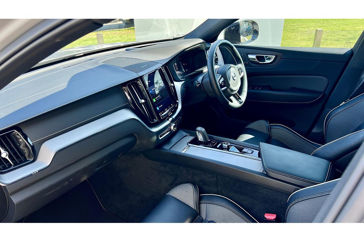 2022 Volvo XC60 B6 R-Design