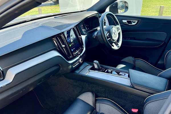 2022 Volvo XC60 B6 R-Design