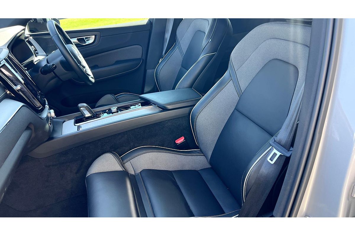 2022 Volvo XC60 B6 R-Design