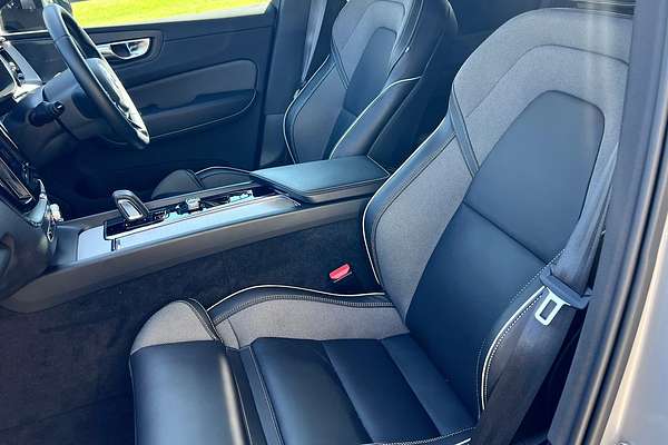 2022 Volvo XC60 B6 R-Design