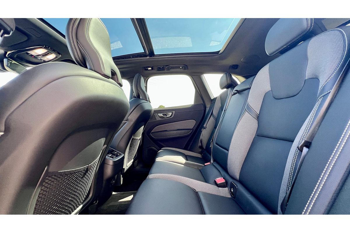 2022 Volvo XC60 B6 R-Design
