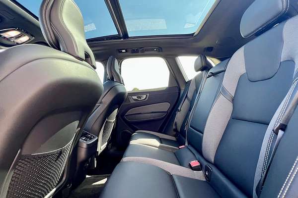 2022 Volvo XC60 B6 R-Design