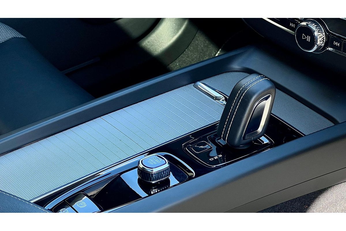 2022 Volvo XC60 B6 R-Design
