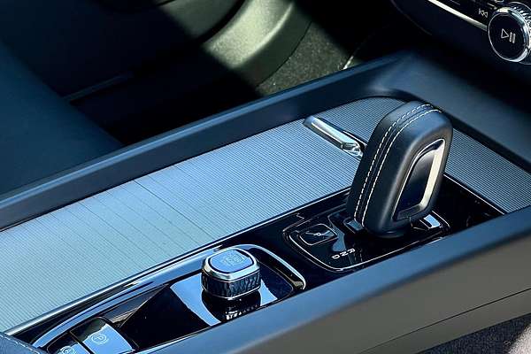 2022 Volvo XC60 B6 R-Design