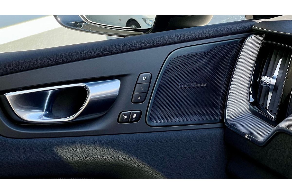 2022 Volvo XC60 B6 R-Design