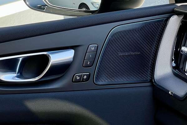 2022 Volvo XC60 B6 R-Design