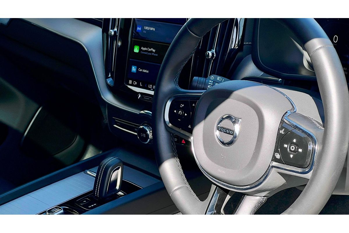 2022 Volvo XC60 B6 R-Design
