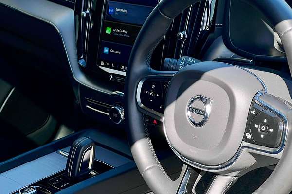2022 Volvo XC60 B6 R-Design