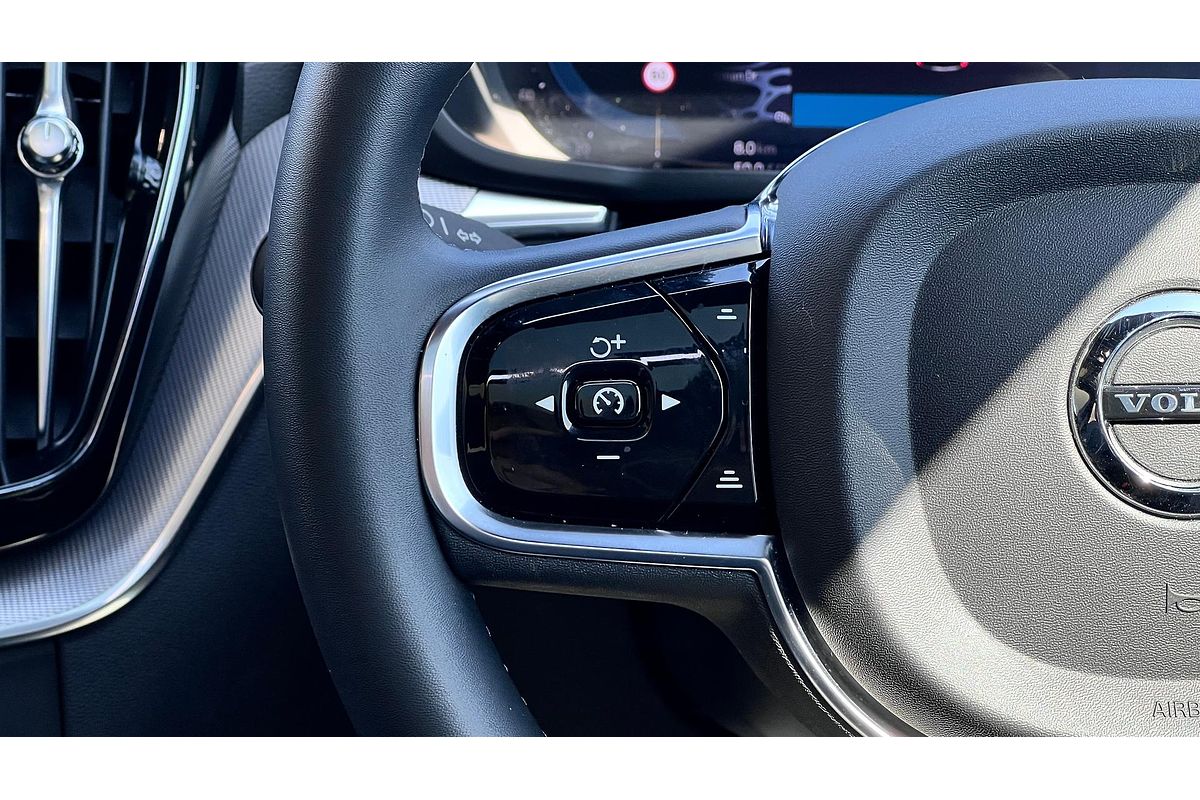 2022 Volvo XC60 B6 R-Design