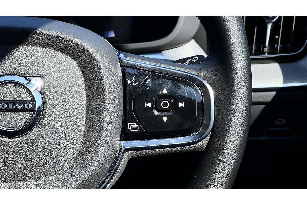 2022 Volvo XC60 B6 R-Design
