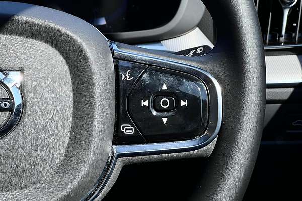 2022 Volvo XC60 B6 R-Design