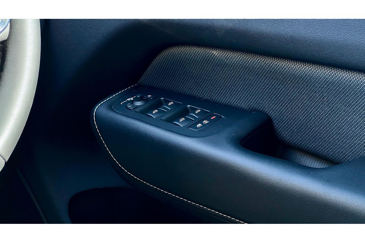 2022 Volvo XC60 B6 R-Design