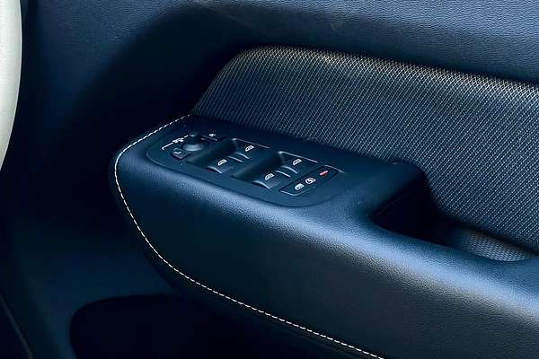 2022 Volvo XC60 B6 R-Design