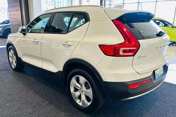 2020 Volvo XC40 T4 Momentum