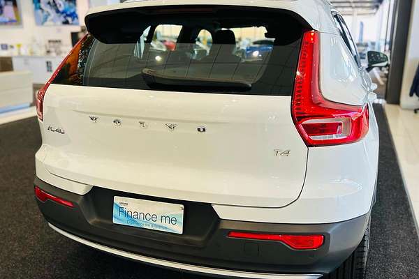 2020 Volvo XC40 T4 Momentum