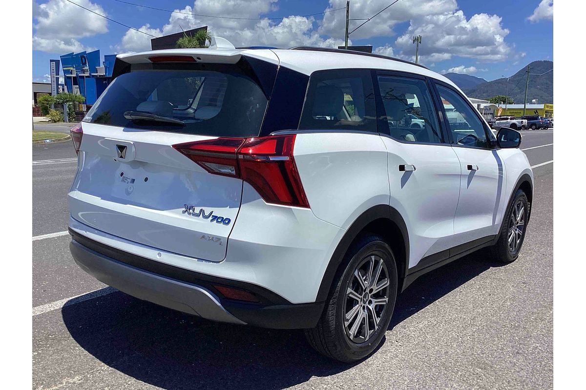 2024 Mahindra XUV700 AX7L