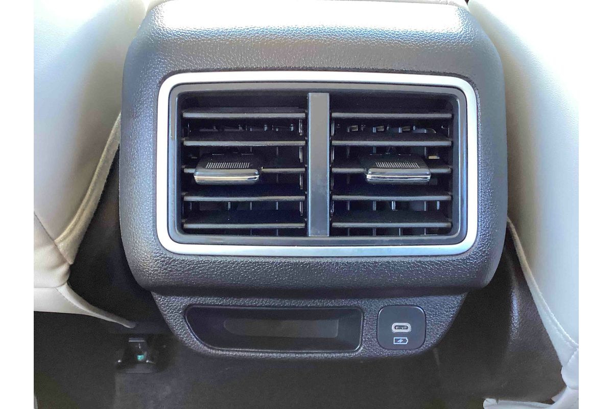 2024 Mahindra XUV700 AX7L