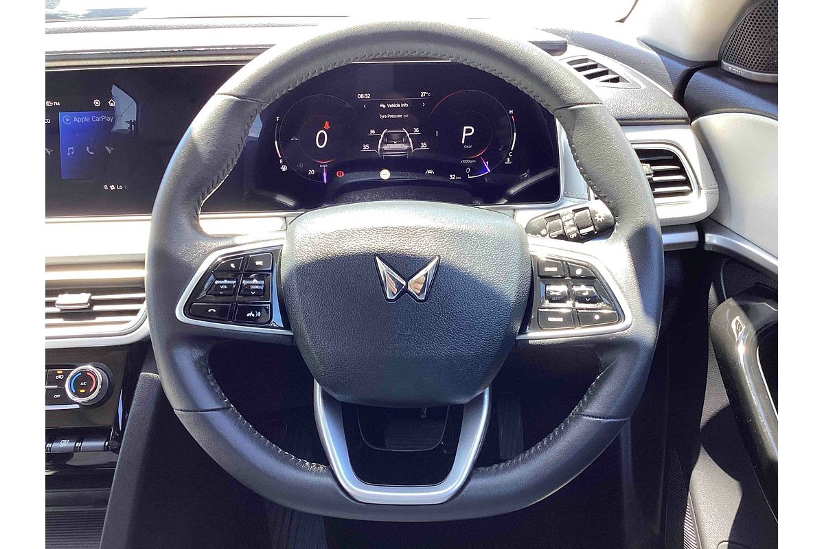 2024 Mahindra XUV700 AX7L