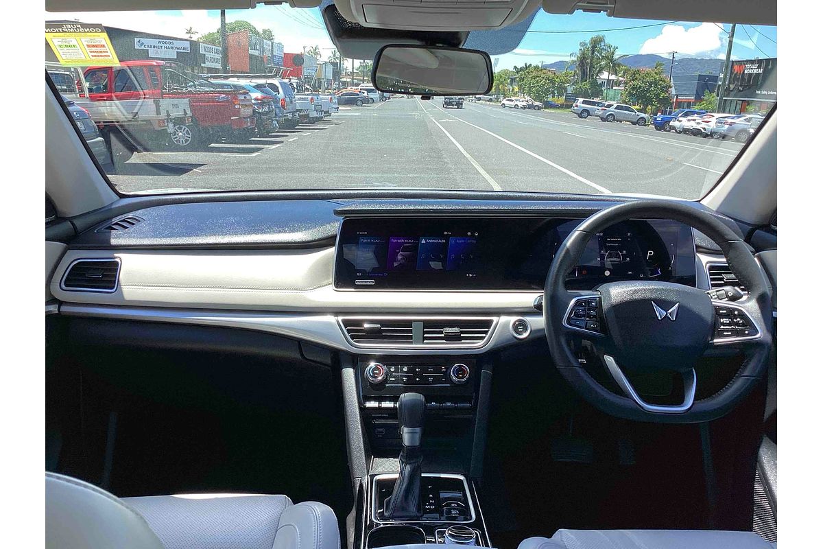 2024 Mahindra XUV700 AX7L