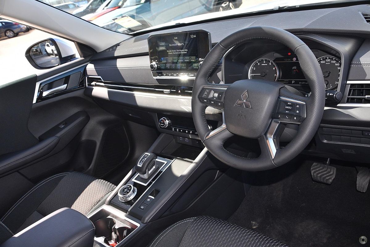 2024 Mitsubishi Outlander LS ZM