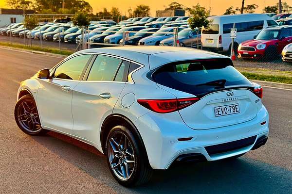 2018 INFINITI Q30 Sport H15