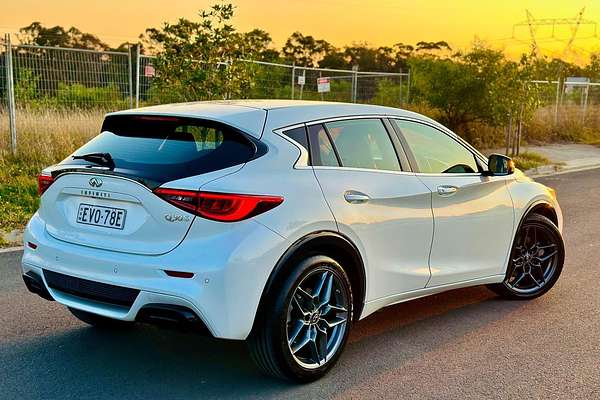 2018 INFINITI Q30 Sport H15