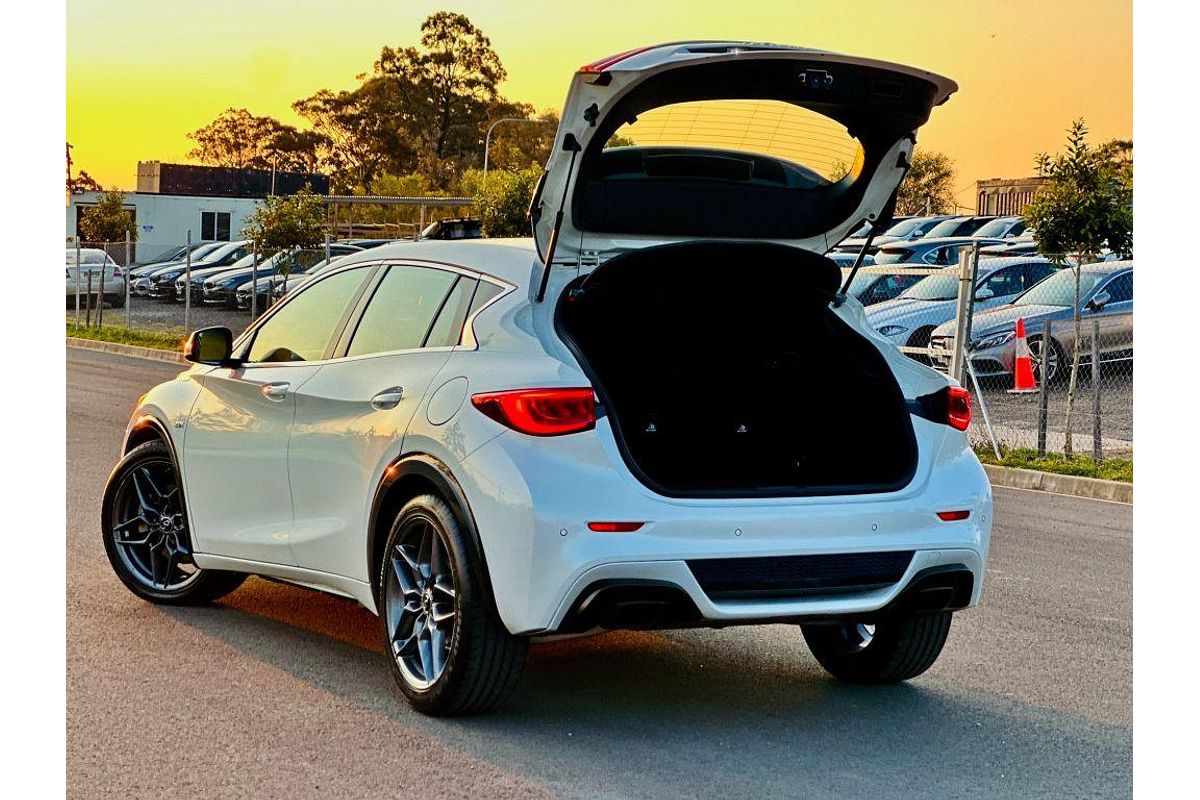 2018 INFINITI Q30 Sport H15
