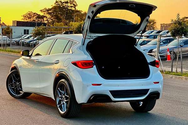 2018 INFINITI Q30 Sport H15