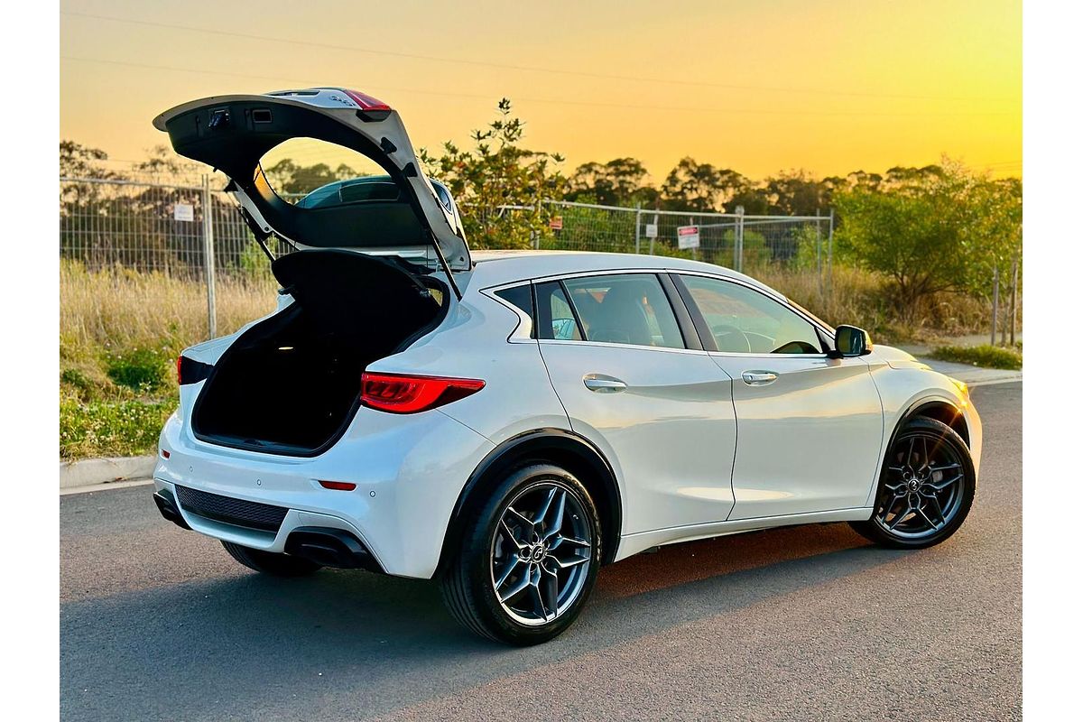 2018 INFINITI Q30 Sport H15