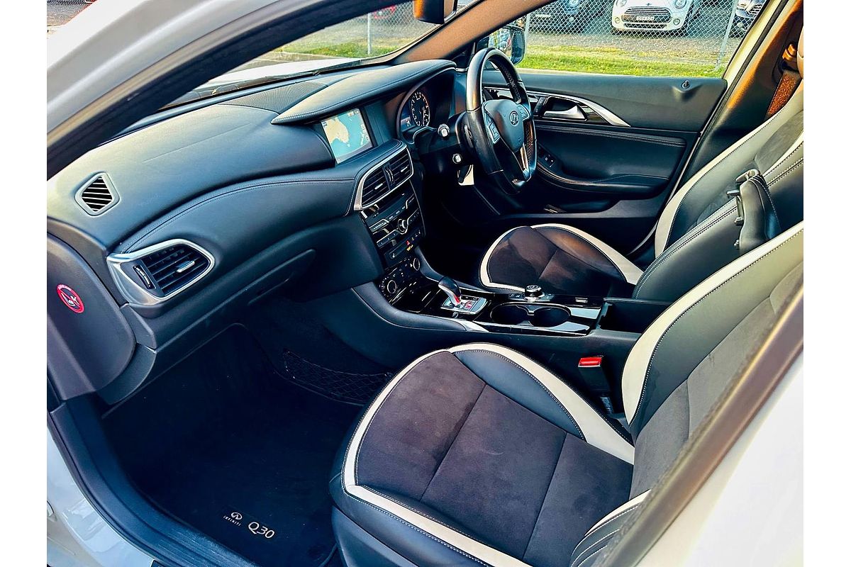 2018 INFINITI Q30 Sport H15