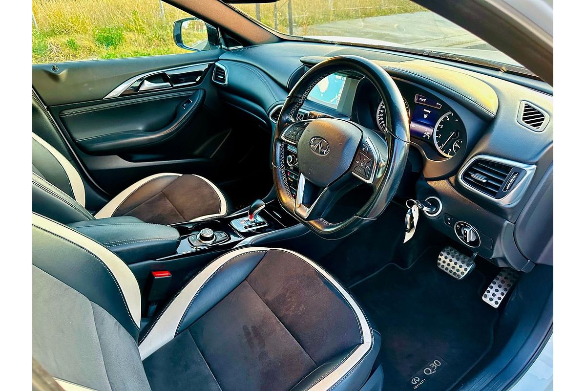 2018 INFINITI Q30 Sport H15