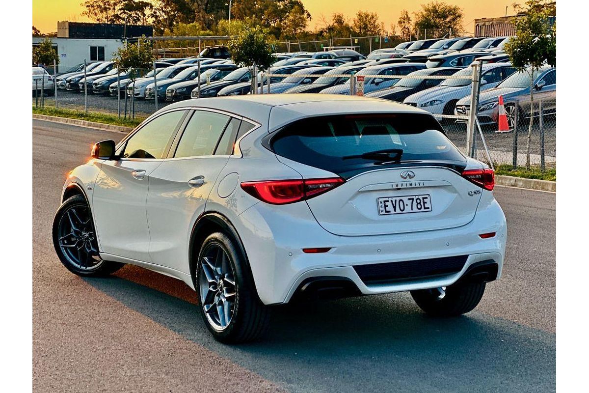 2018 INFINITI Q30 Sport H15