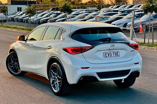 2018 INFINITI Q30 Sport H15