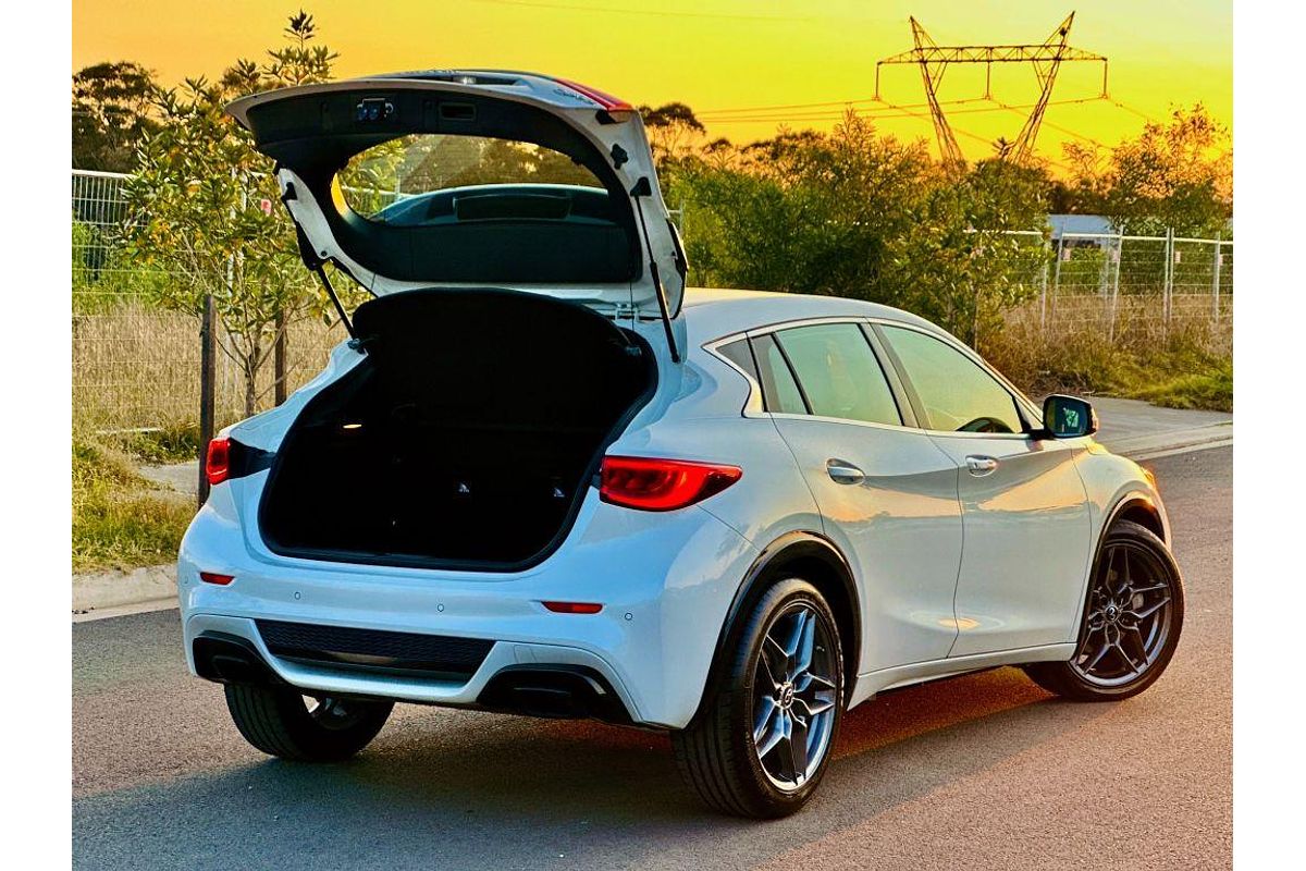 2018 INFINITI Q30 Sport H15